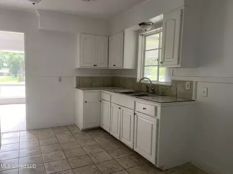 Kitchen - 2938 Oak Forest Dr, Jackson, MS 39212 photo 5 of 5