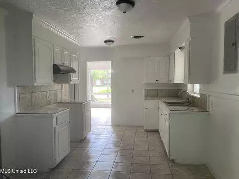 Kitchen - 2938 Oak Forest Dr, Jackson, MS 39212 photo 4 of 5
