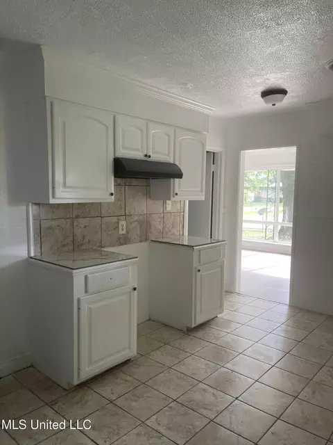 Kitchen - 2938 Oak Forest Dr, Jackson, MS 39212 photo 2 of 5