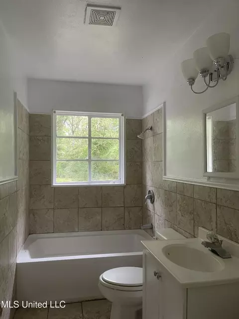 Bath - 2938 Oak Forest Dr, Jackson, MS 39212 photo 2 of 3