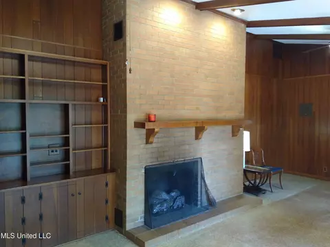 Living - 6 Morningside Dr, Indianola, MS 38751 photo 3 of 6