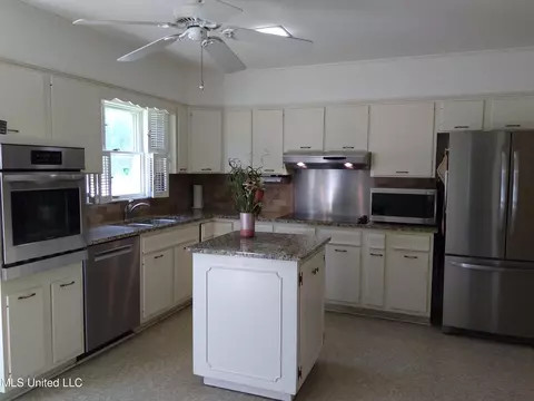 Kitchen - 6 Morningside Dr, Indianola, MS 38751 photo 2 of 2