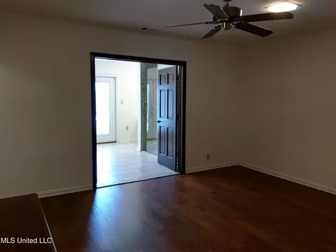 Living - 6 Morningside Dr, Indianola, MS 38751 photo 2 of 6