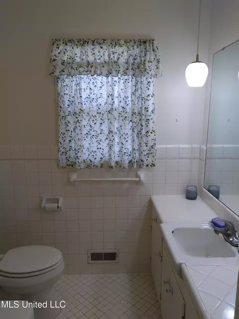 Bath - 6 Morningside Dr, Indianola, MS 38751 photo 1 of 4