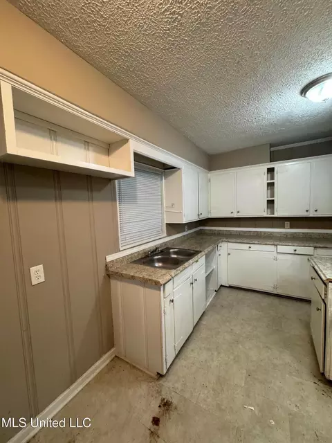 Kitchen - 3115 Shirley Dr, Jackson, MS 39212 photo 2 of 3