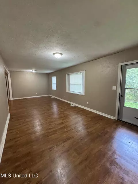 Living - 3115 Shirley Dr, Jackson, MS 39212 photo 2 of 3
