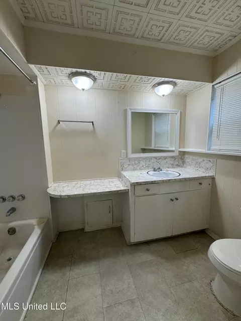 Bath - 3115 Shirley Dr, Jackson, MS 39212 photo 2 of 2