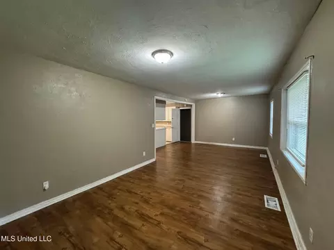 Living - 3115 Shirley Dr, Jackson, MS 39212 photo 1 of 3
