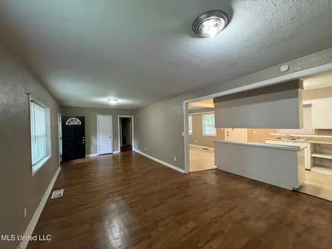 Living - 3115 Shirley Dr, Jackson, MS 39212 photo 3 of 3