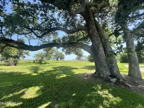 135 Arkansas Ave, Gulfport, MS 39507