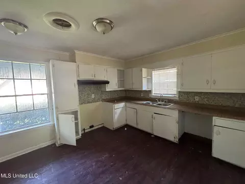 Kitchen - 2664 Glenn St, Jackson, MS 39204 photo 2 of 2