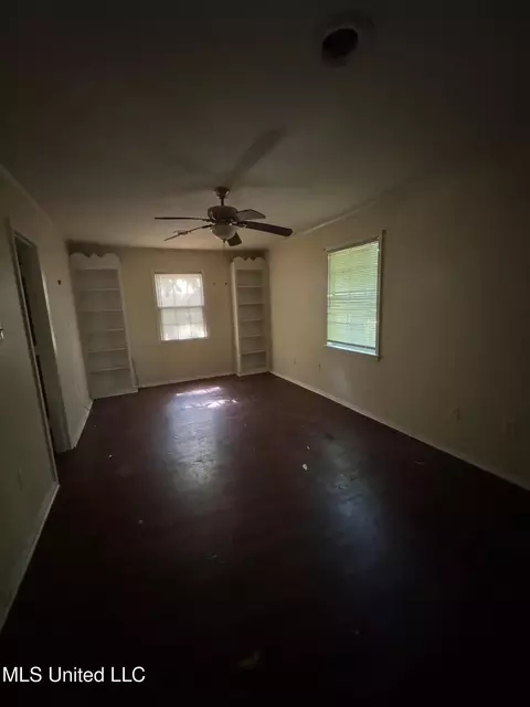 Living - 2664 Glenn St, Jackson, MS 39204 photo 3 of 3