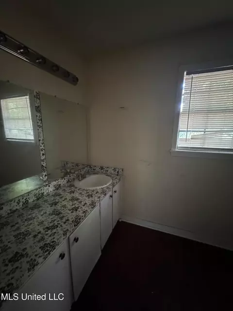 Bath - 2664 Glenn St, Jackson, MS 39204 photo 3 of 3
