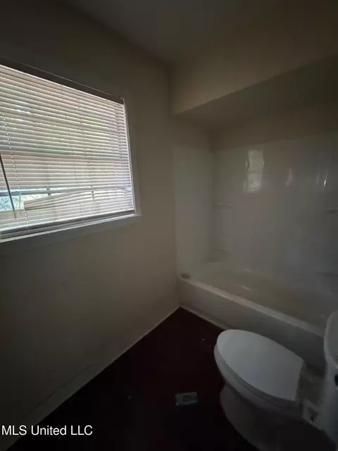 Bath - 2664 Glenn St, Jackson, MS 39204 photo 2 of 3