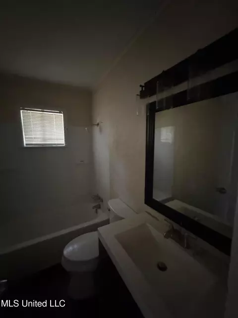 Bath - 2664 Glenn St, Jackson, MS 39204 photo 1 of 3