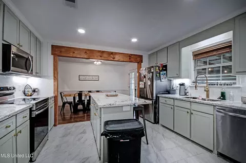 Kitchen - 215 Moss Valley Dr, Brandon, MS 39042 photo 3 of 3