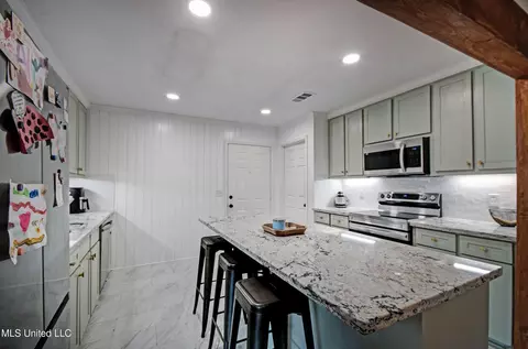 Kitchen - 215 Moss Valley Dr, Brandon, MS 39042 photo 2 of 3