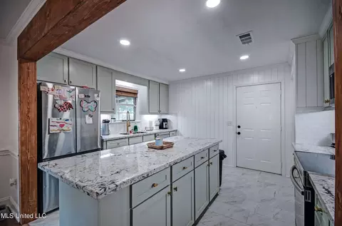 Kitchen - 215 Moss Valley Dr, Brandon, MS 39042 photo 1 of 3