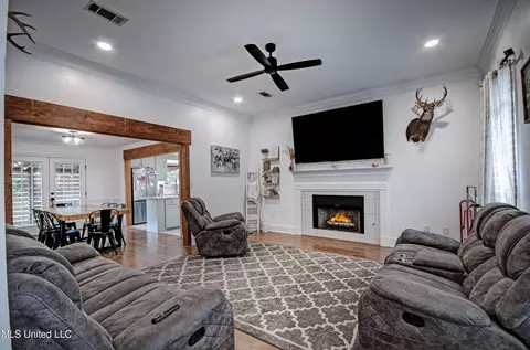 Living - 215 Moss Valley Dr, Brandon, MS 39042 photo 2 of 2