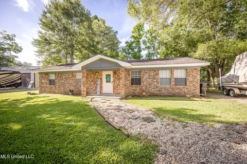 8813 Stonewall St, Ocean Springs, MS 39564