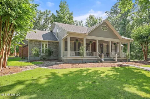 2 White Oak Pl, Clinton, MS 39056