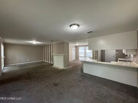 Living - 4876 Maplewood Dr, Jackson, MS 39206 photo 2 of 4