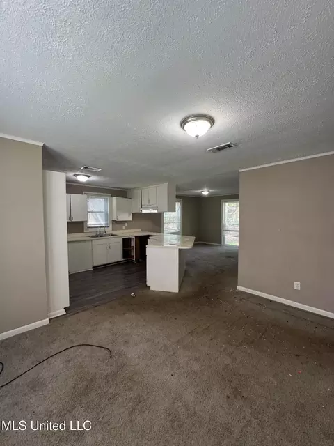 Living - 4876 Maplewood Dr, Jackson, MS 39206 photo 4 of 4