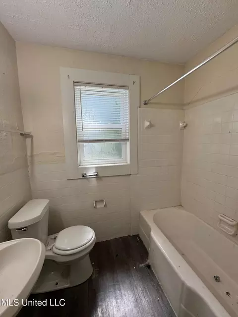 Bath - 4876 Maplewood Dr, Jackson, MS 39206 photo 1 of 1