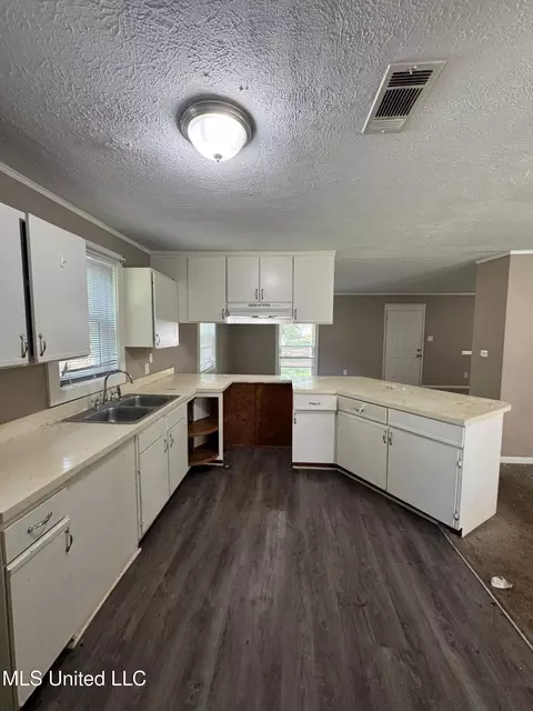 Kitchen - 4876 Maplewood Dr, Jackson, MS 39206 photo 1 of 1