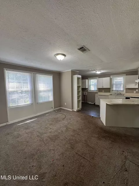 Living - 4876 Maplewood Dr, Jackson, MS 39206 photo 3 of 4