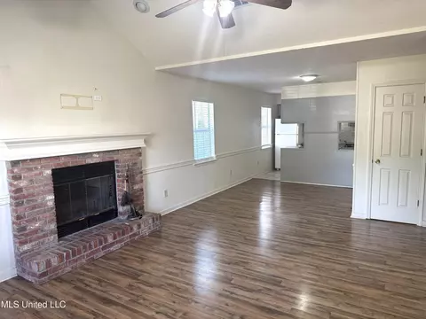 Living - 2005 Foxhill Ln, Byram, MS 39272 photo 1 of 2