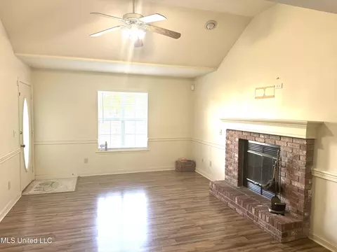Living - 2005 Foxhill Ln, Byram, MS 39272 photo 2 of 2