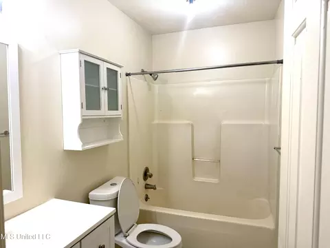 Bath - 2005 Foxhill Ln, Byram, MS 39272 photo 1 of 1