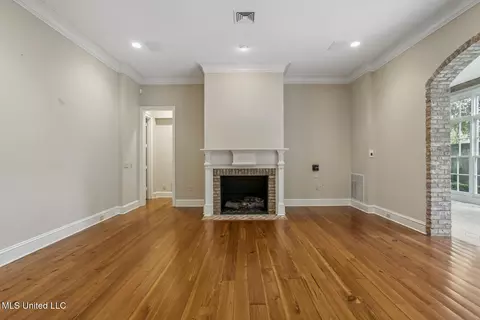 Living - 1 Cypress Ln, Jackson, MS 39211 photo 2 of 4