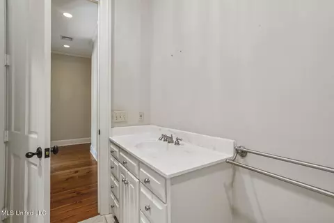 Bath - 1 Cypress Ln, Jackson, MS 39211 photo 1 of 7