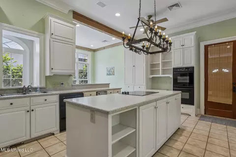 Kitchen - 1 Cypress Ln, Jackson, MS 39211 photo 4 of 6