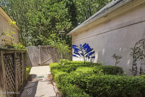 Exterior - 1 Cypress Ln, Jackson, MS 39211 photo 5 of 15