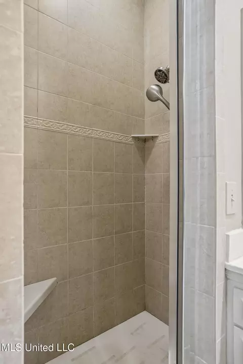 Bath - 1 Cypress Ln, Jackson, MS 39211 photo 4 of 7