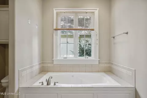 Bath - 1 Cypress Ln, Jackson, MS 39211 photo 3 of 7