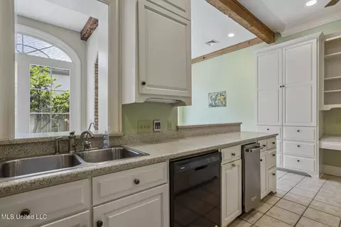 Kitchen - 1 Cypress Ln, Jackson, MS 39211 photo 5 of 6