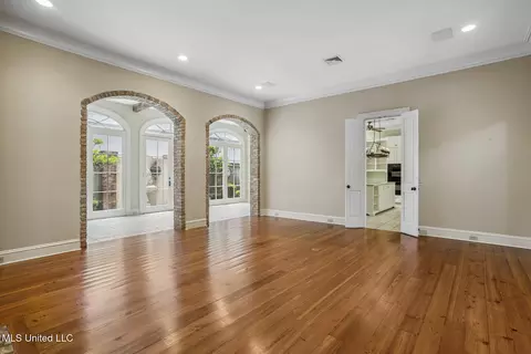 Living - 1 Cypress Ln, Jackson, MS 39211 photo 3 of 4