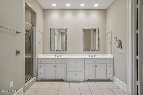 Bath - 1 Cypress Ln, Jackson, MS 39211 photo 2 of 7