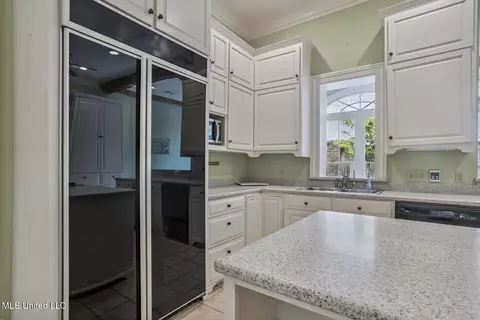 Kitchen - 1 Cypress Ln, Jackson, MS 39211 photo 3 of 6