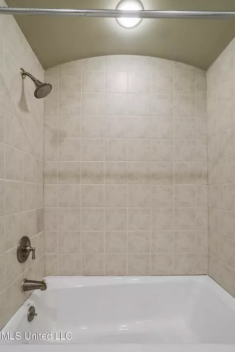 Bath - 1 Cypress Ln, Jackson, MS 39211 photo 6 of 7
