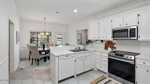 Kitchen - 107 Pavilion Dr, Brandon, MS 39042 photo 2 of 2