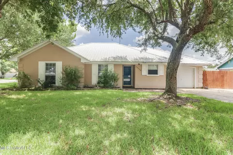 12328 Kaiser Pl, Ocean Springs, MS 39564