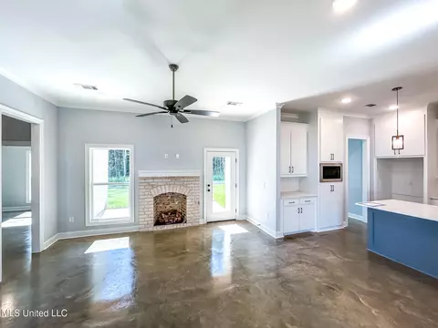 Living - 960 Riverside Ln, Pearl, MS 39208 photo 3 of 3