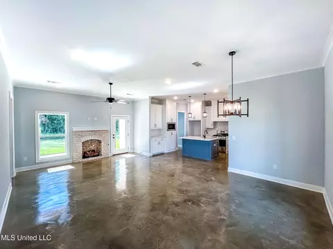 Living - 960 Riverside Ln, Pearl, MS 39208 photo 1 of 3