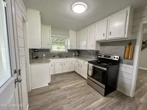 Kitchen - 109 Circle Dr, Brandon, MS 39042 photo 1 of 1