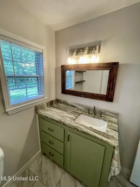 Bath - 109 Circle Dr, Brandon, MS 39042 photo 3 of 3